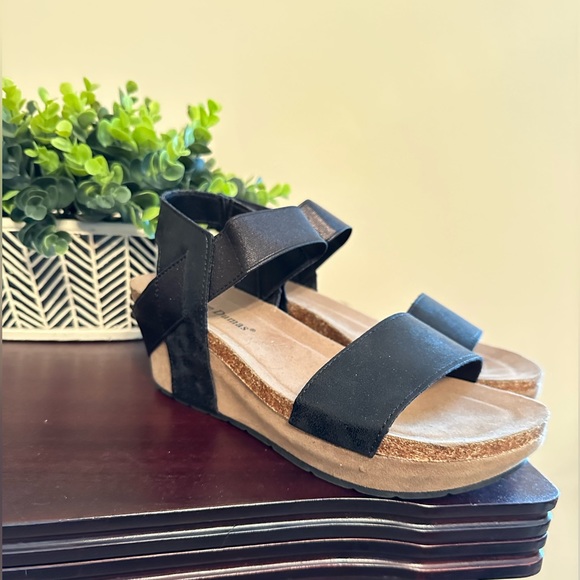 Pierre Dumas Shoes - NWOT Pierre Dumas women’s low wedge Chantal 2